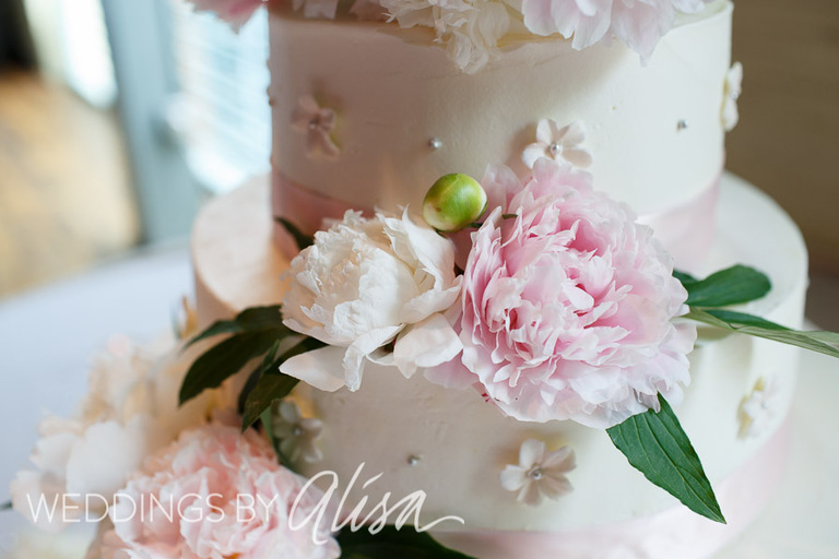 02- Pale Pink flowers on wedding cake