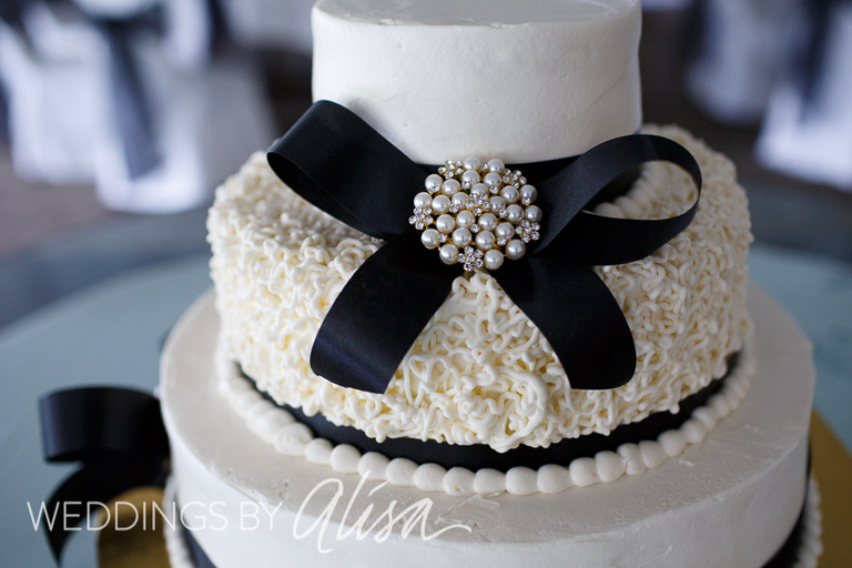 04- Elegant Classy Black Ivory Wedding Cake